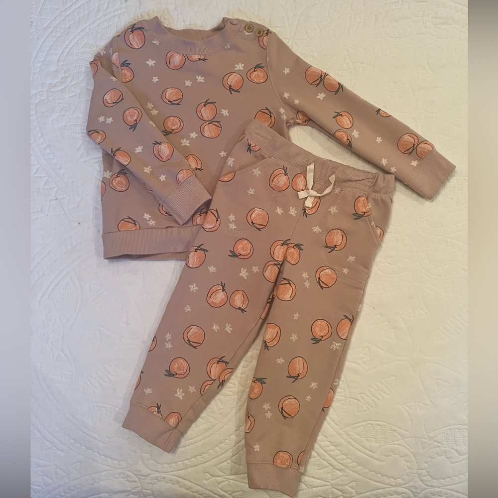 Toddler peach 🍑 sweatsuit